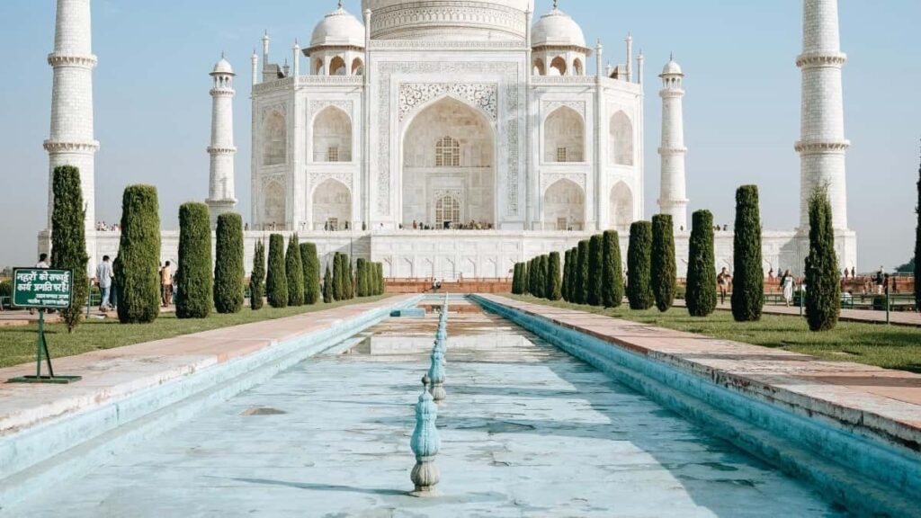 Practical guide for Nigerian creators on finding and pitching Uzbekistan brands via KakaoTalk for testimonial videos, with local tips, outreach templates and legal cautions.