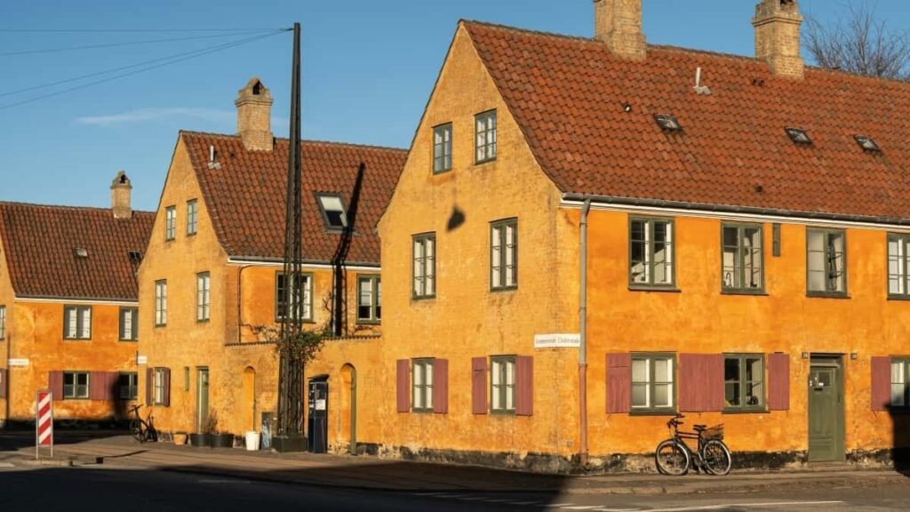 Practical guide for Nigerian advertisers to find Norway-based Douyin creators for giveaway campaigns outreach, vetting, contracts, and local promo tips.