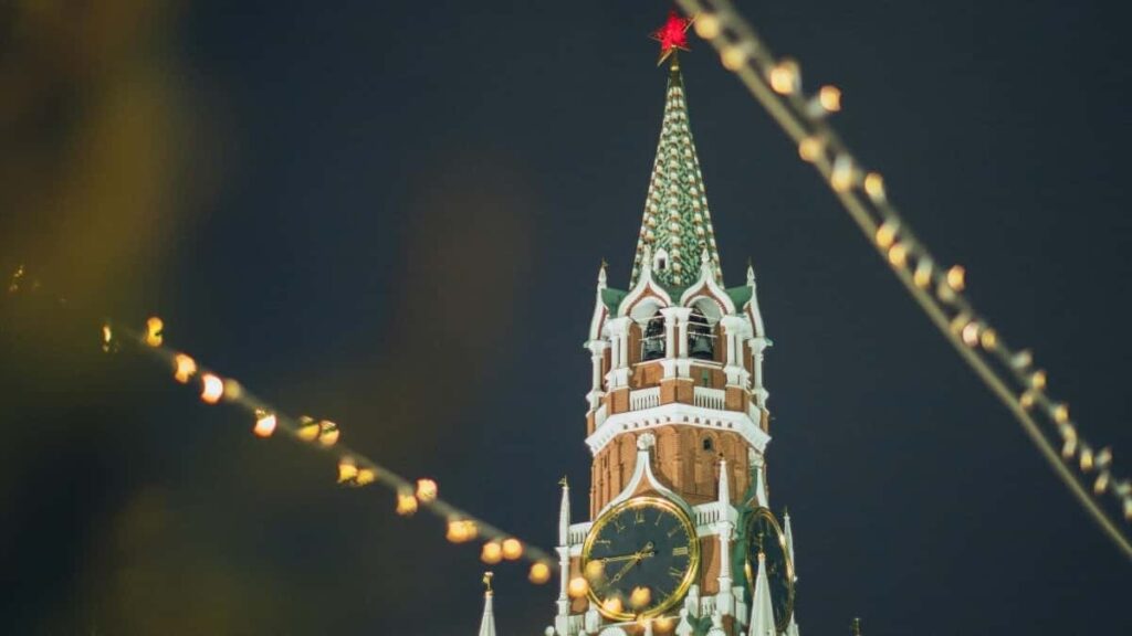 Practical playbook for Nigerian gamers to pitch Brazilian brands on Chingari for sponsored livestreams during sports and gaming moments.