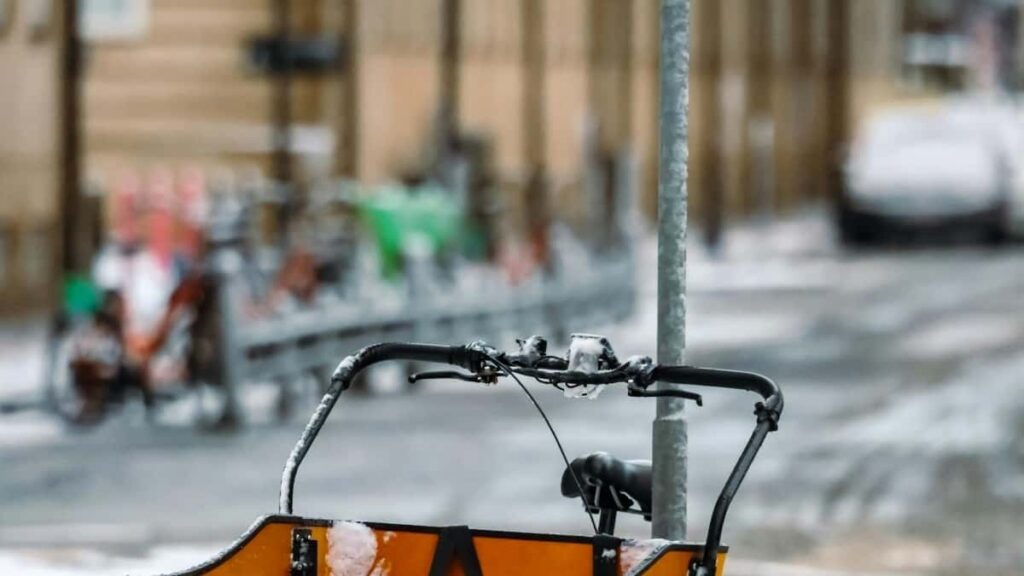 Practical, street-smart guide for Nigerian creators on how to find, approach and pitch Malta-based brands on Discord to share wardrobe-hall videos with tools, templates and local tips.