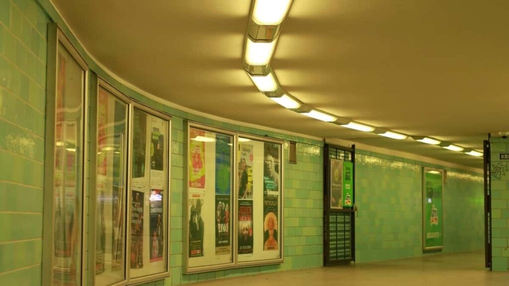 Practical guide for Nigerian creators on pitching Norway brands on Takatak for unboxing & testimonial clips outreach, localisation, and deal tips.