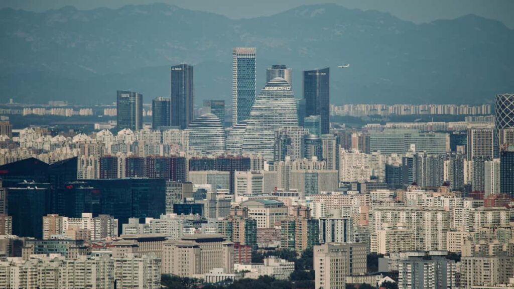 Practical, street-smart guide for Nigerian creators on contacting Netherlands brands via Line to style outfits and secure collabs.