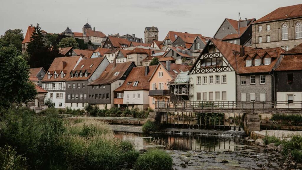 Practical guide for Nigerian advertisers to locate China-based creators who make authentic Netflix reviews, with platform tips, verification checks and promo tactics.