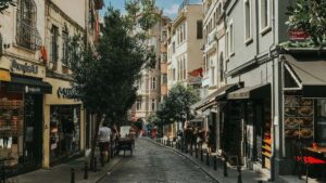 Practical guide for Nigerian advertisers to find and work with Ivory Coast Snapchat creators for wellness routines sourcing, vetting, budgets, and campaign formats.