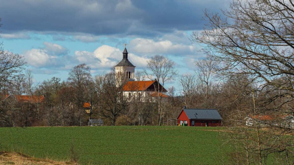 Practical, street-smart guide for Nigerian creators on how to find, pitch and close branded tutorial deals with Luxembourg companies via Facebook step-by-step, local tips and outreach templates.